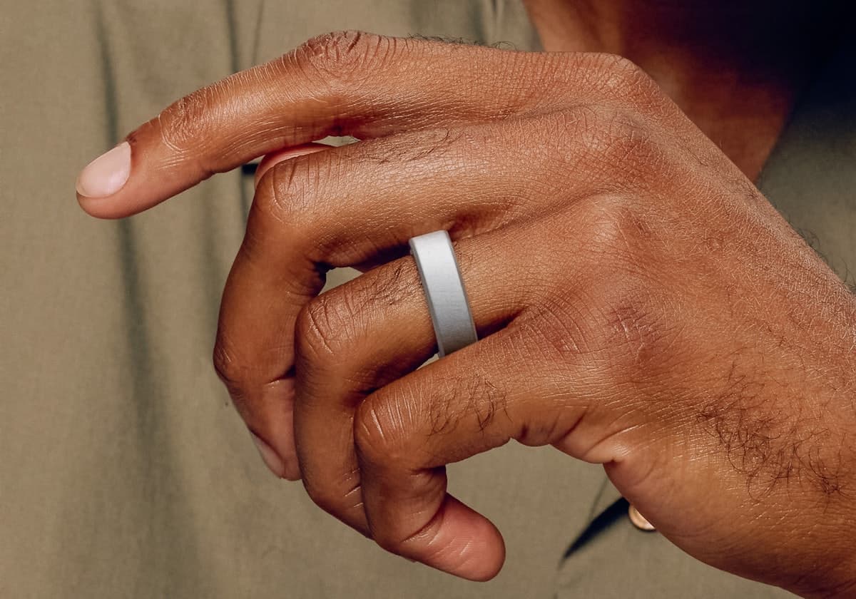 Oura Ring Gen 4 in silver finish